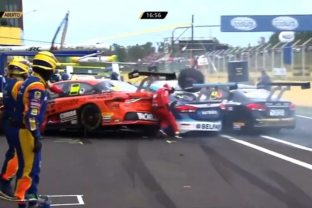 Acidente entre Pedro Cardoso, Denis Navarro, Bruno Baptista e mecânicos da equipe RCM em Santa Cruz do Sul / Reprodução Motorsport.tv