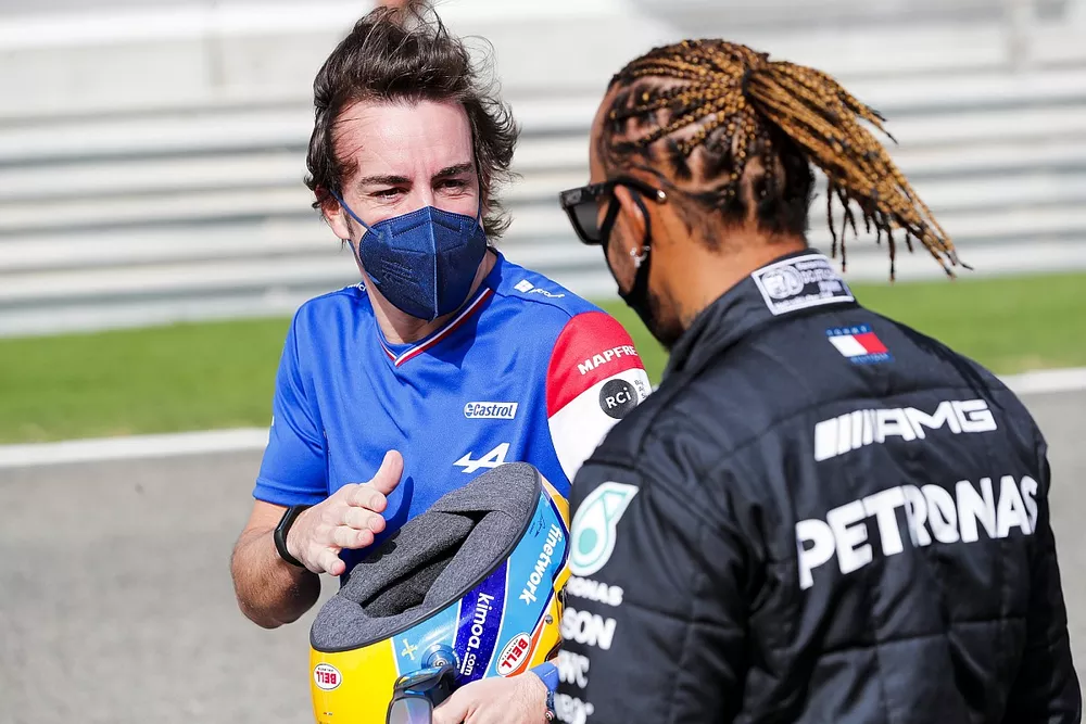 Fernando Alonso, Alpine F1 y Lewis Hamilton, Mercedes 