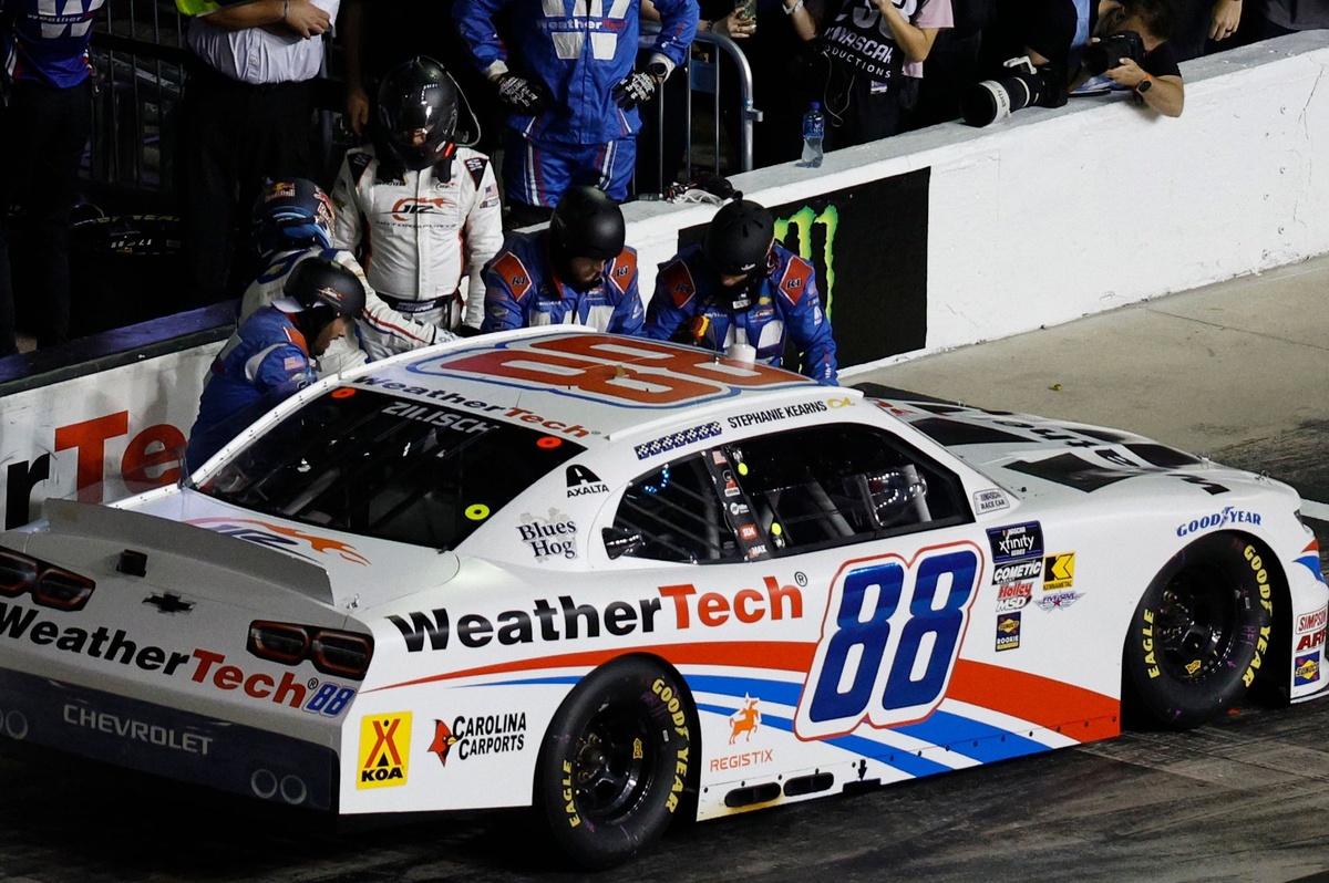 Connor Zilisch gets out of car in mid-race driver swap
