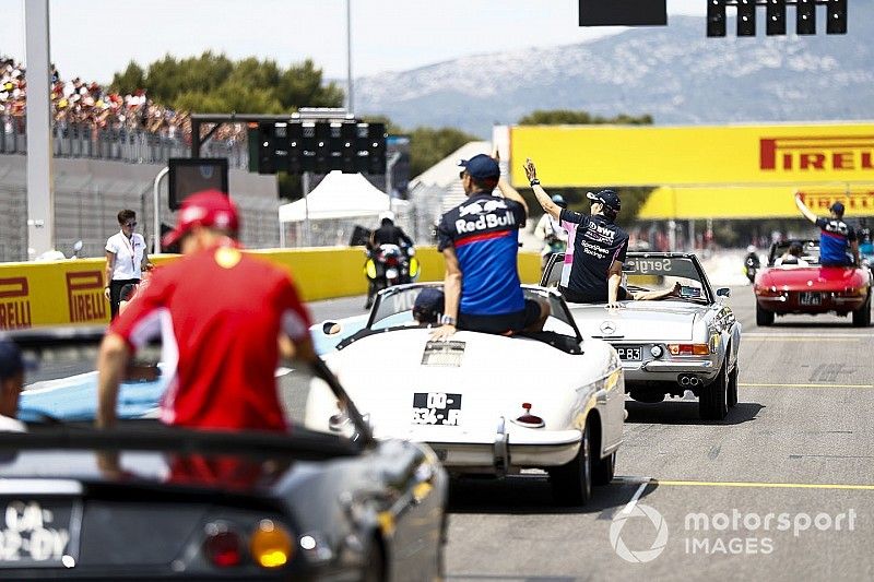 Alexander Albon, Toro Rosso, en el desfile de pilotos
