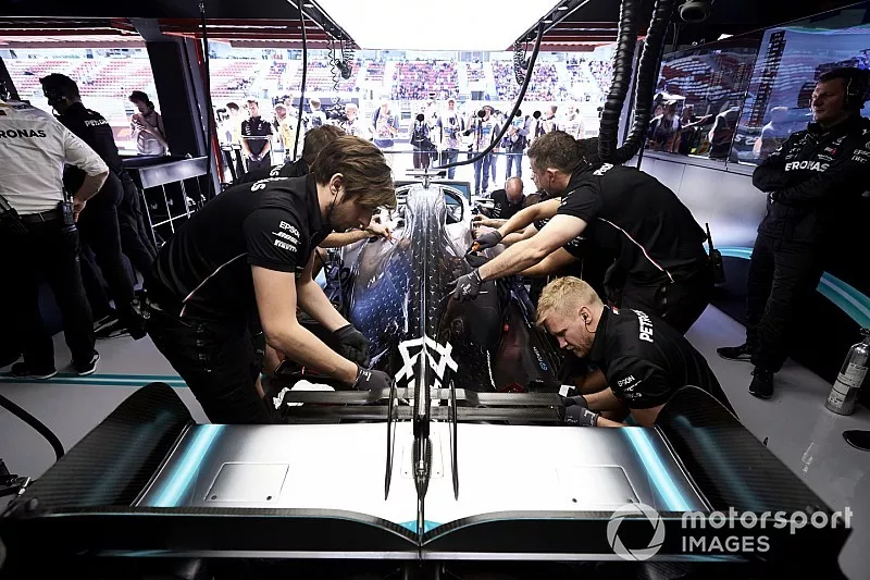 Meccanici al lavoro sulla monoposto di Lewis Hamilton, Mercedes AMG F1 W10, nel garage