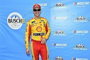 Logano gana la pole para Michigan y Su&aacute;rez en top 10 