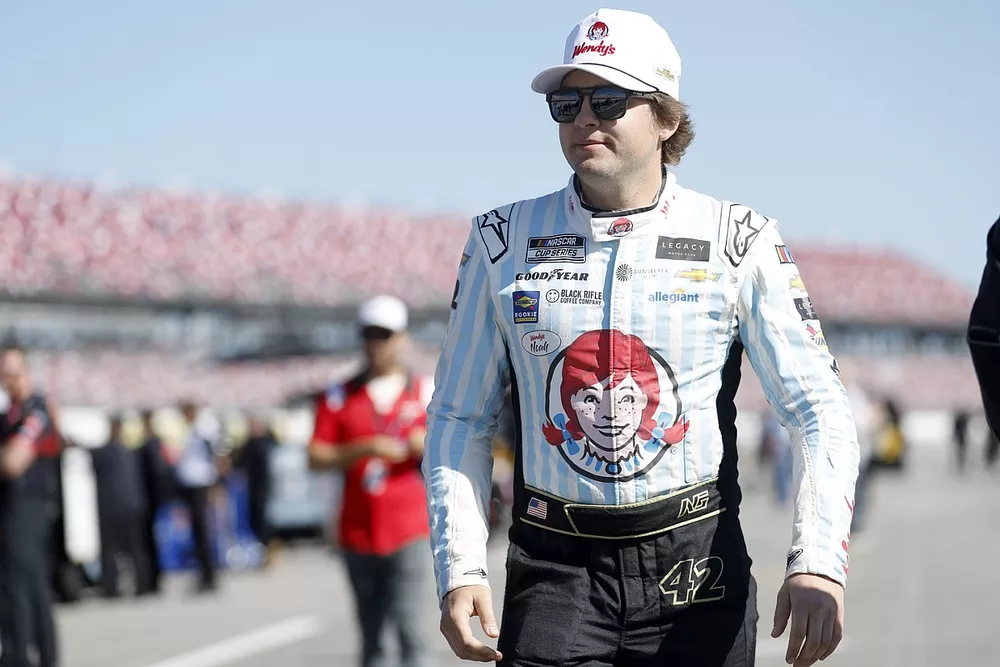 Noah Gragson, LEGACY MOTOR CLUB, Wendy's Beef is in the Bag Chevrolet Camaro