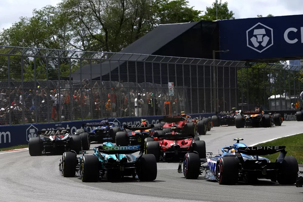 Carlos Sainz, Ferrari SF-23, Lance Stroll, Aston Martin AMR23, Pierre Gasly, Alpine A523, persiguen al pelot&oacute;n en la salida.