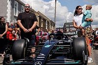 Mercedes faz surpresa e leva carro de F1 para casa de criança com câncer terminal