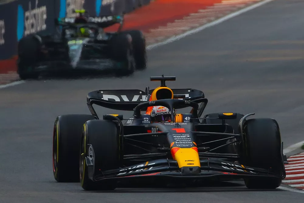 Max Verstappen, Red Bull Racing RB19, Lewis Hamilton, Mercedes F1 W14