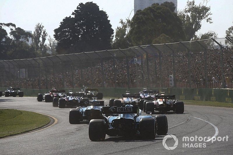 George Russell, Williams Racing FW42, and Robert Kubica, Williams FW42, chase the pack at the start