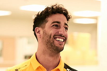 Ricciardo aparece con los colores de Renault por primera vez