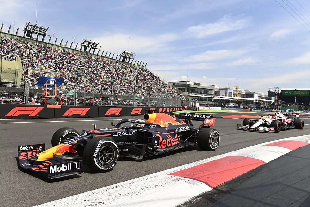 Max Verstappen, Red Bull Racing RB16B, Kimi Raikkonen, Alfa Romeo Racing C41