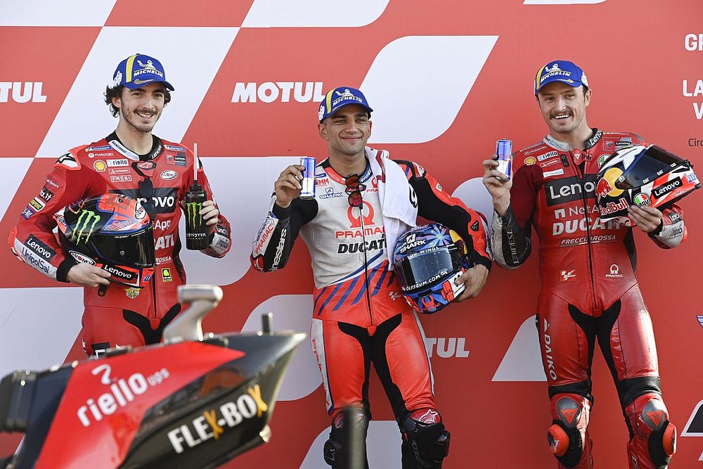 El ganador de la pole, Jorge Martín, Pramac Racing, el segundo lugar, Francesco Bagnaia, Ducati Team, el tercer lugar, Jack Miller, Ducati Team