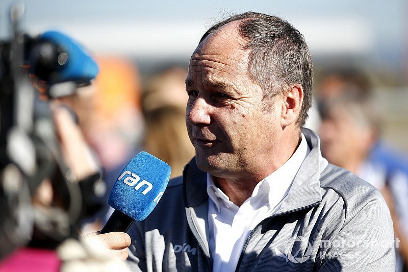 Berger gratuliert Paffett auf seine Art: