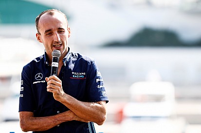Kubica fue el héroe del día en Yas Marina al socorrer a un camarógrafo.