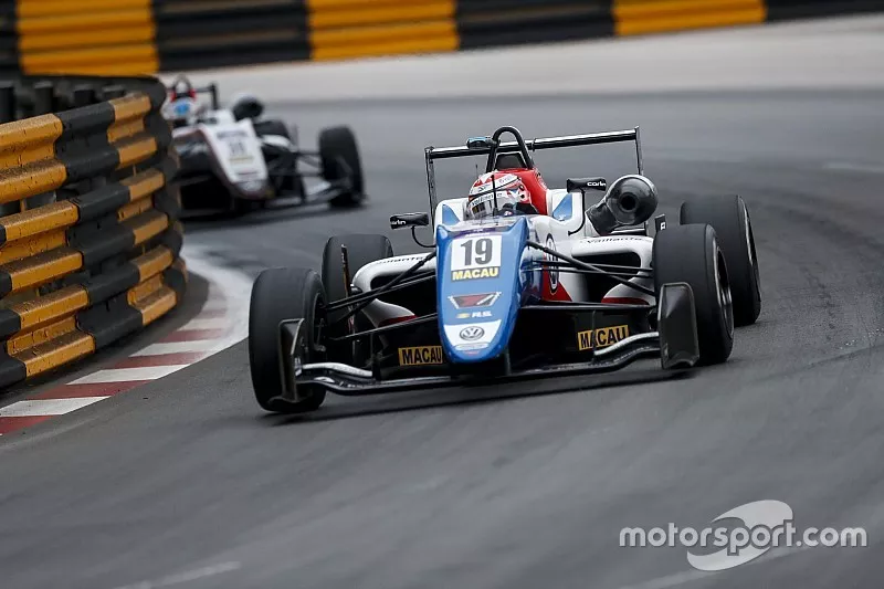 Sacha Fenestraz, Carlin