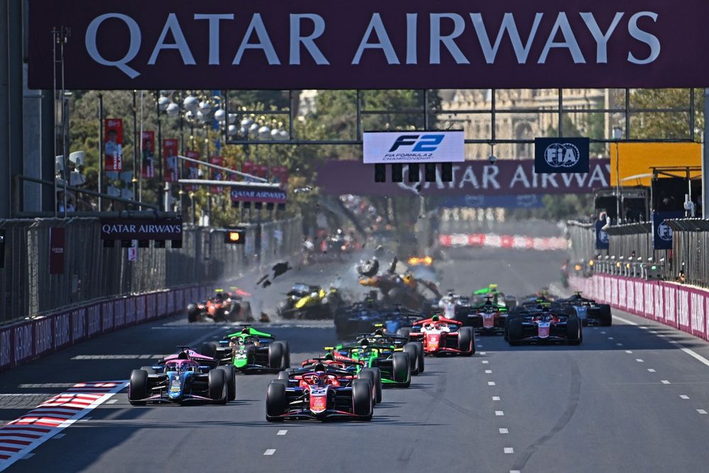 Accidente en la salida de la F2 en Bak&uacute;, con Pepe Marti, Campos Racing y Kush Maini, Invicta Racing