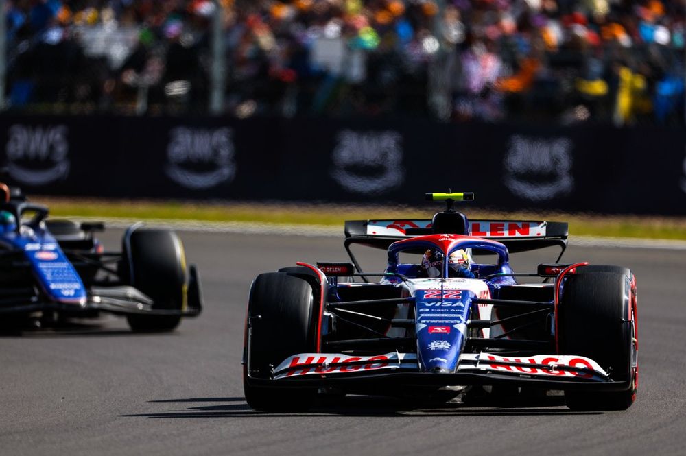 【直筆サイン多数】2010年 F1 イギリスGP 公式プログラム 第10戦イギリスGP「レッドブルの憂うつ、マクラーレンの悩み