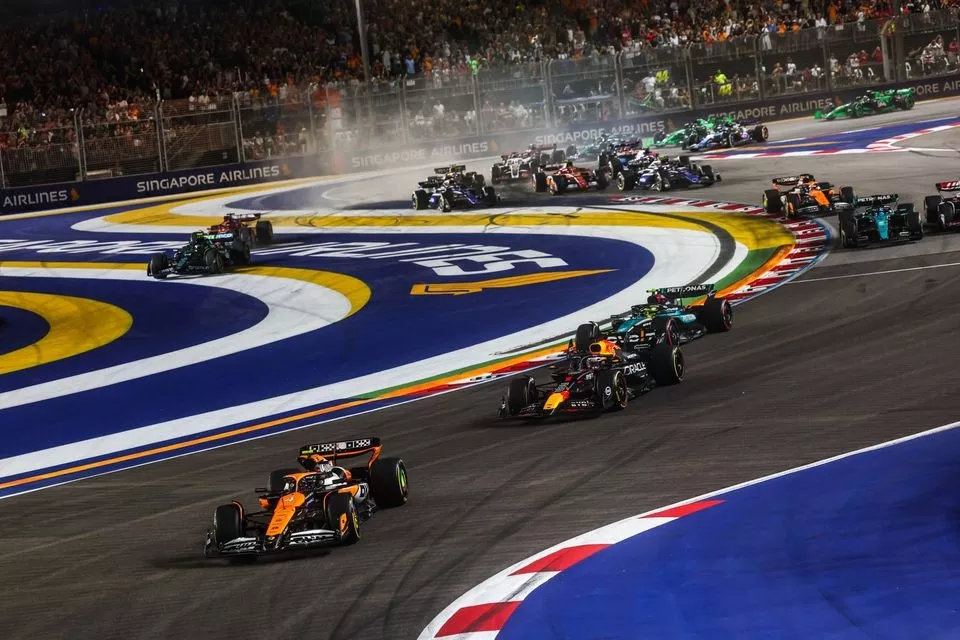 Lando Norris, McLaren MCL38, Sergio Perez, Red Bull Racing RB20, Lewis Hamilton, Mercedes F1 W15, George Russell, Mercedes F1 W15, the rest of the field as Fernando Alonso, Aston Martin AMR24, cuts on the opening lap