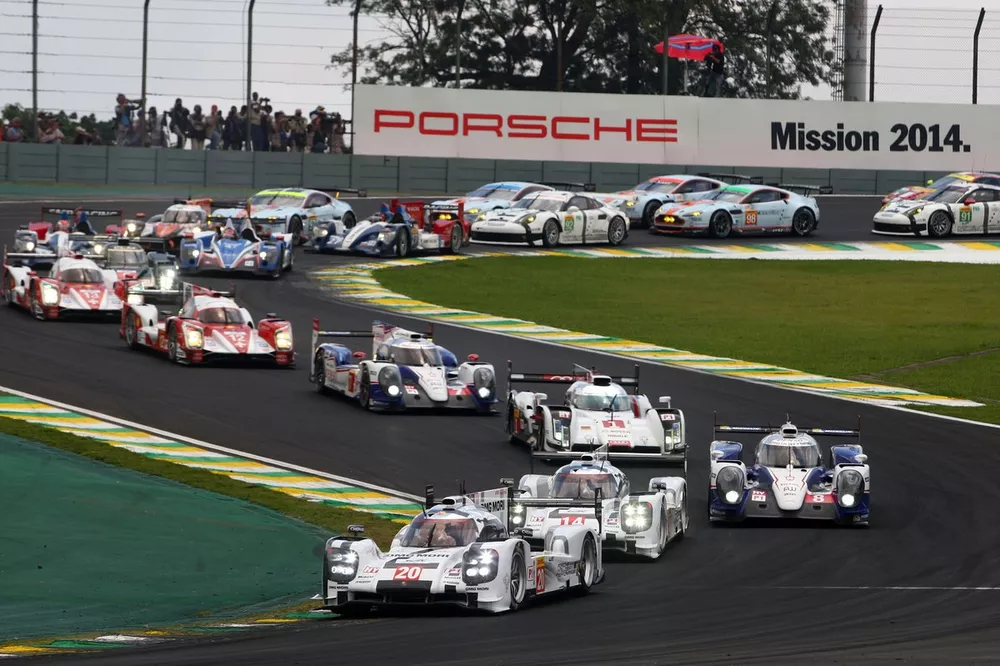 Race start - Timo Bernhard / Mark Webber / Brendon Hartley Porsche AG Porsche 919 Hybrid leads