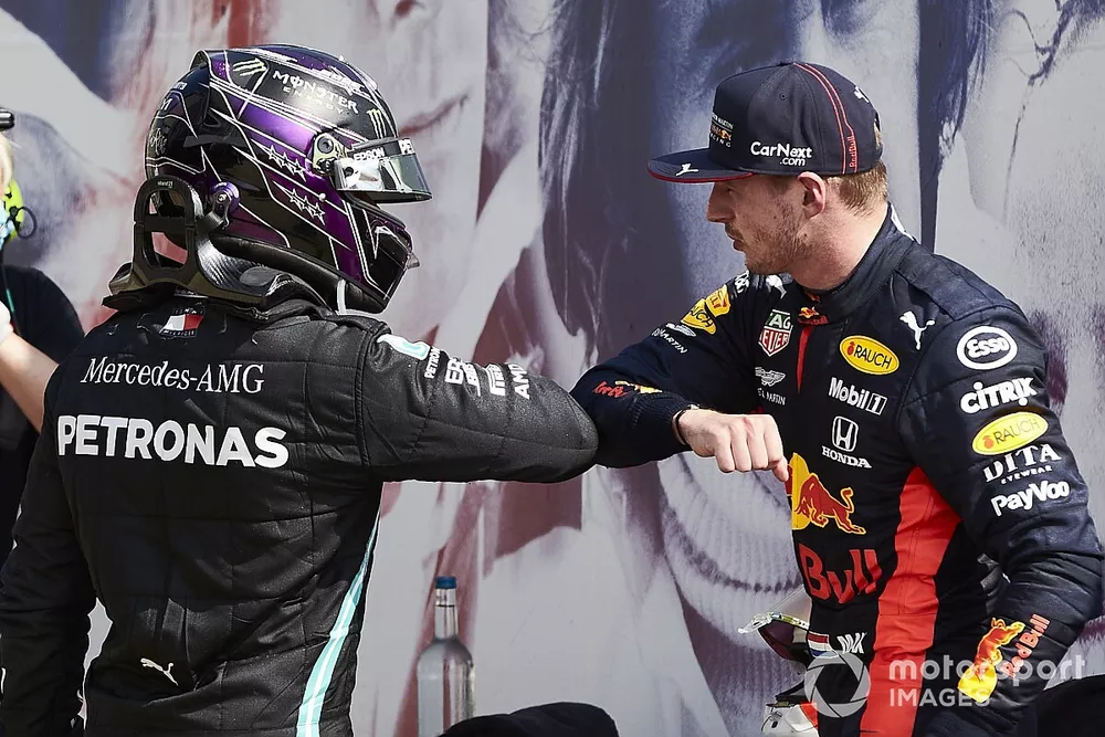 Lewis Hamilton, Mercedes-AMG Petronas F1 felicita al ganador de la carrera Max Verstappen, Red Bull Racing en Parc Ferme 