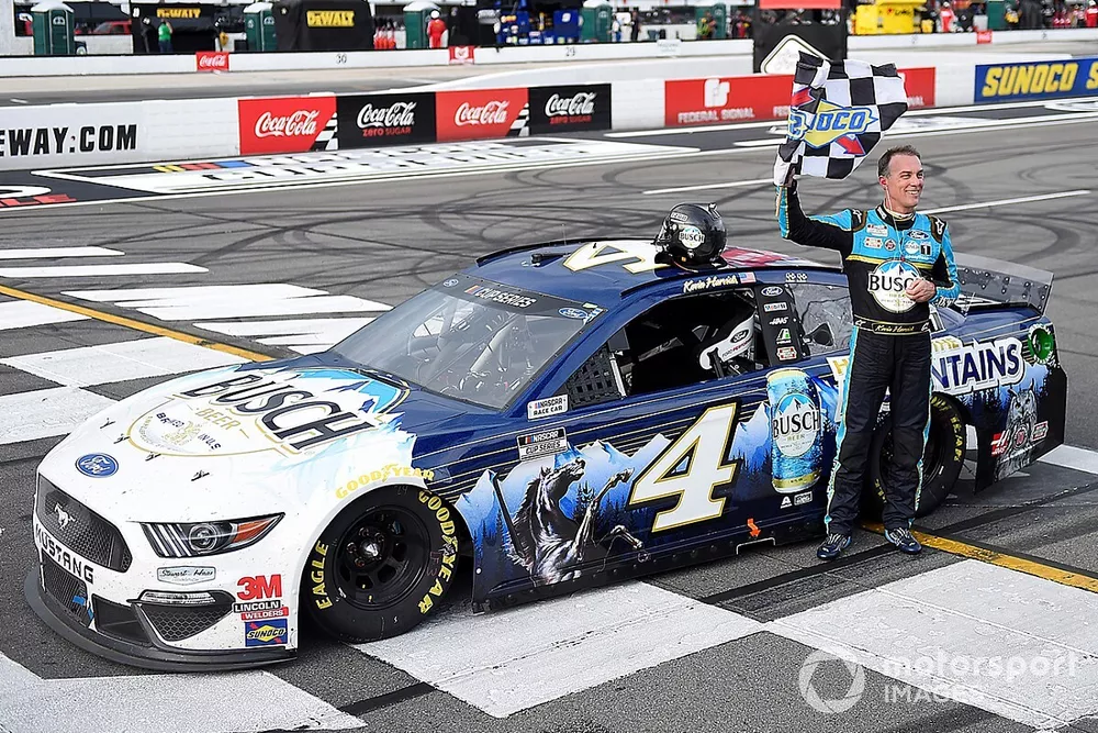 Kevin Harvick, Stewart-Haas Racing, Ford Mustang, ganador de la carrera.