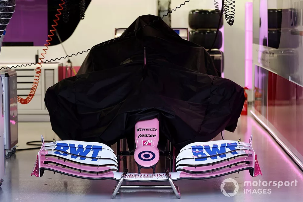 Racing Point RP20 afgedekt in de pitbox