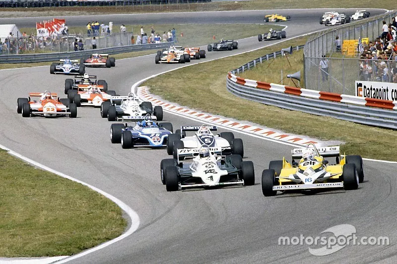 René Arnoux, Renault RE30 leads Alan Jones, Williams FW07C-Ford Cosworth, Nelson Piquet Brabham, BT49C-Ford Cosworth, Jacques Laffite, Ligier JS17-Matra