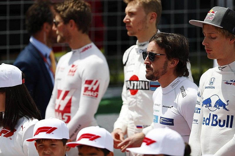 Fernando Alonso, McLaren, escucha el himno canadiense junto a Brendon Hartley, Toro Rosso
