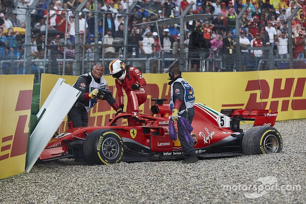 Sebastian Vettel, Ferrari SF71H, quitte sa monoplace apr&egrave;s sa sortie de piste