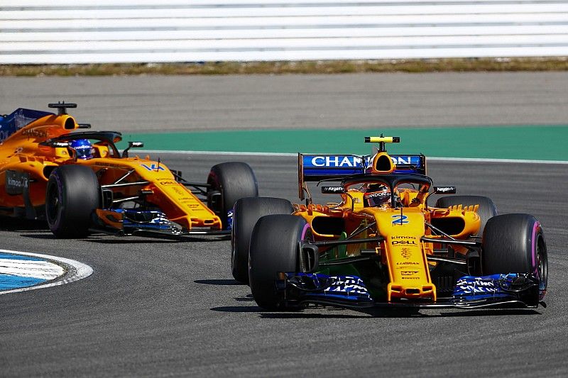 Stoffel Vandoorne, McLaren MCL33, y Fernando Alonso, McLaren MCL33