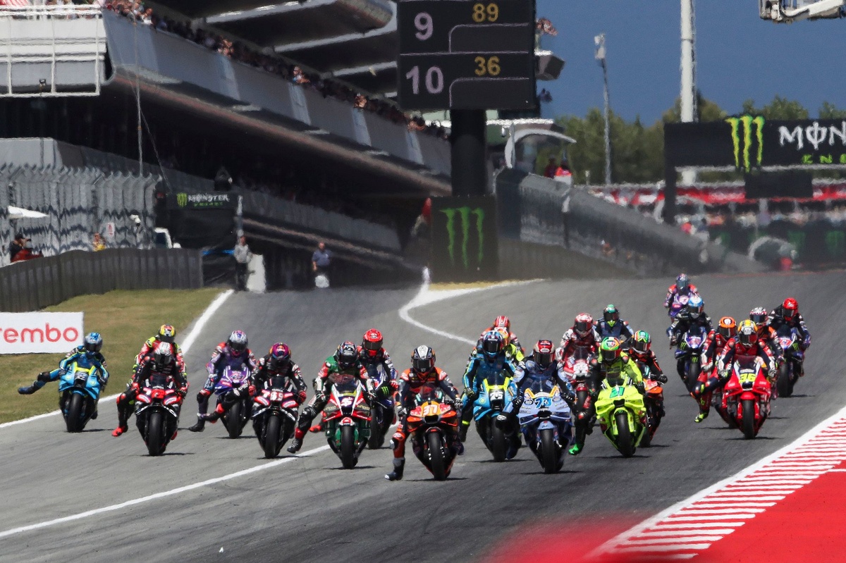 MotoGP en Catalunya: Alex Marquez vence a Acosta en la sprint; Martín se cae