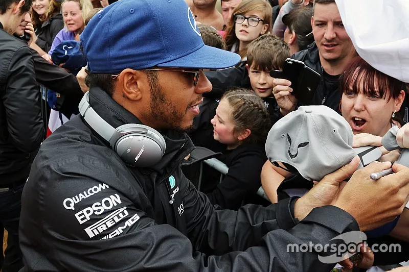 Lewis Hamilton, Mercedes AMG F1 signs autographs for the fans on the drivers parade