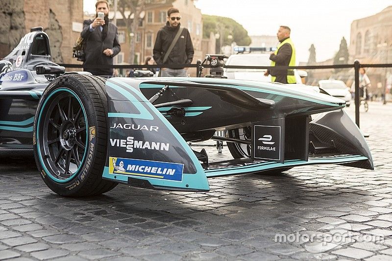 Coche de Jaguar Racing F&oacute;rmula E en exhibici&oacute;n en Roma