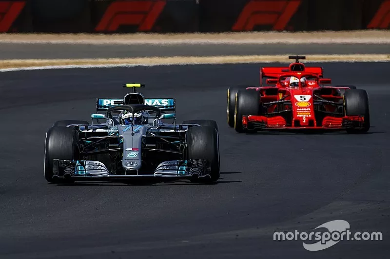 Valtteri Bottas, Mercedes AMG F1 W09, devant Sebastian Vettel, Ferrari SF71H