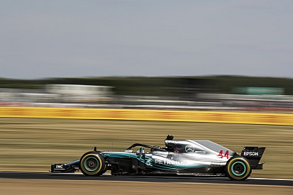 Hamilton reage no fim, bate Vettel e faz pole em Silverstone
