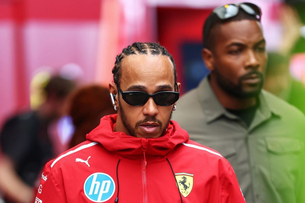 Lewis Hamilton smentisce voci di addio alla Ferrari: i dettagli sul contratto