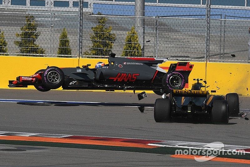 Romain Grosjean, Haas F1 Team VF-17 and Jolyon Palmer, Renault Sport F1 Team RS17 crash