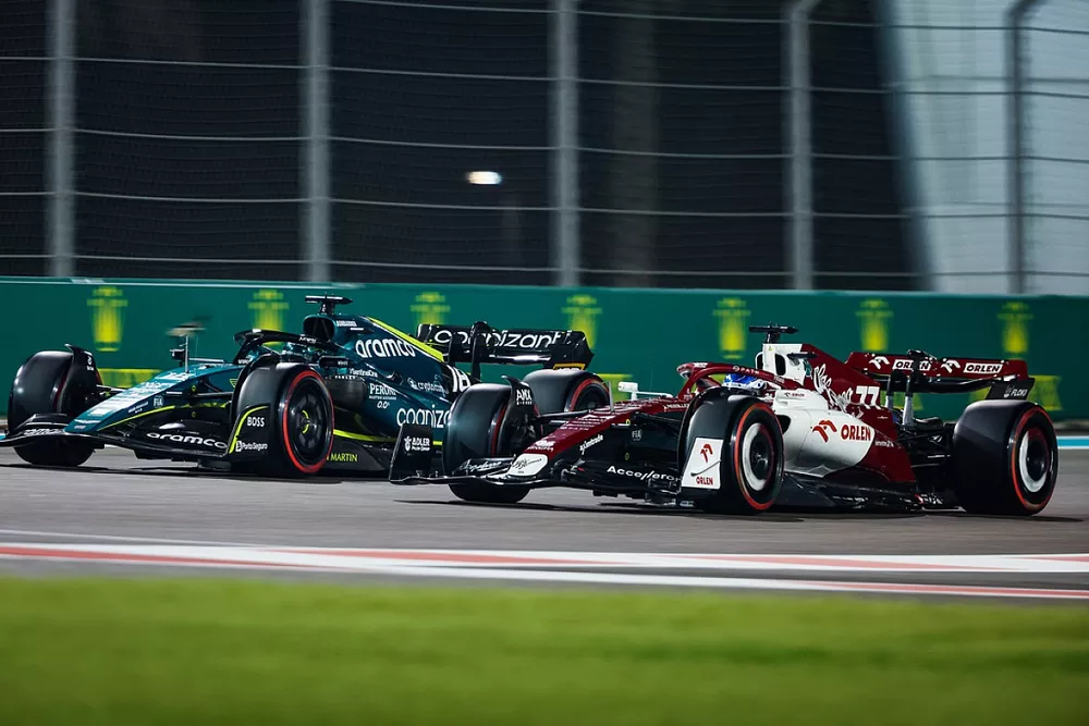 Lance Stroll, Aston Martin AMR22, Valtteri Bottas, Alfa Romeo F1 Team