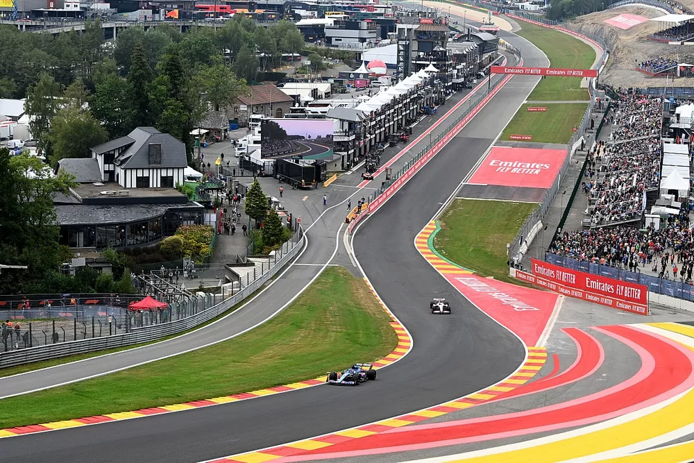 Fernando Alonso, Alpine A522, Kevin Magnussen, Haas VF-22