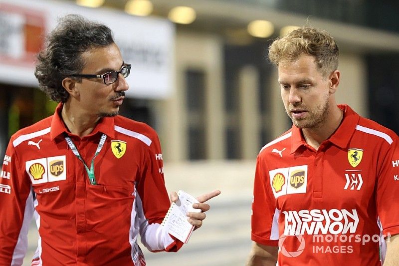 Sebastian Vettel, Ferrari habla con Laurent Mekies, Ferrari y Riccardo Adami, su ingeniero de carrera