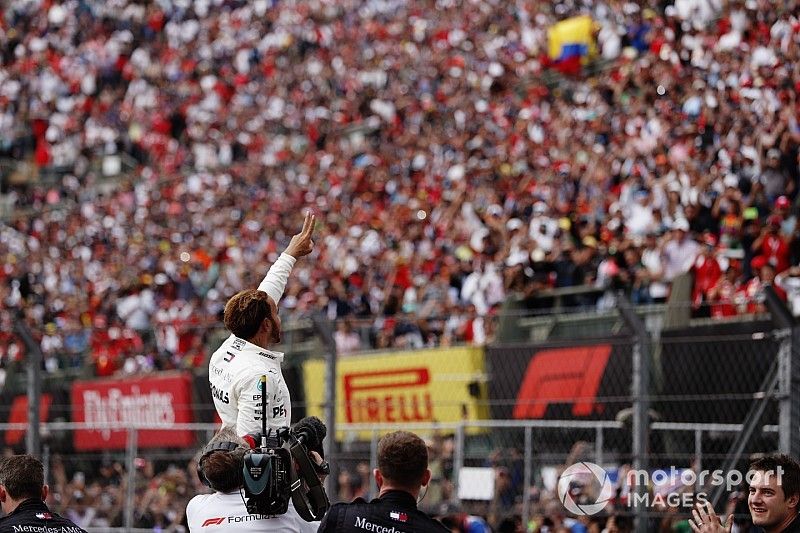 Lewis Hamilton, Mercedes AMG F1, celebra con los fanáticos luego de ganar su quinto Campeonato Mundial