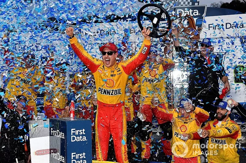 Race winner Joey Logano, Team Penske, Ford Fusion Shell Pennzoil