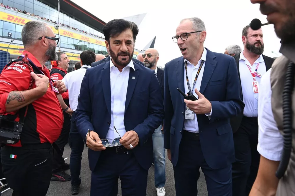Mohammed bin Sulayem, presidente da FIA, e Stefano Domenicali, CEO da F&oacute;rmula 1, no grid