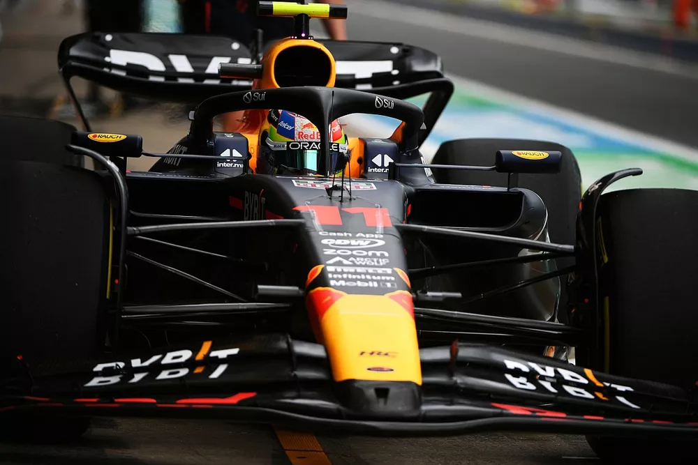 Sergio Perez, Red Bull Racing RB19, dans les stands