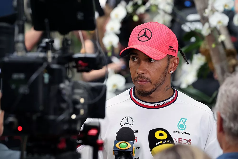 Lewis Hamilton, Mercedes-AMG, es entrevistado