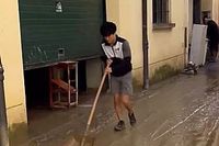 F1: Tsunoda ayudó a limpiar Faenza tras las inundaciones en Italia