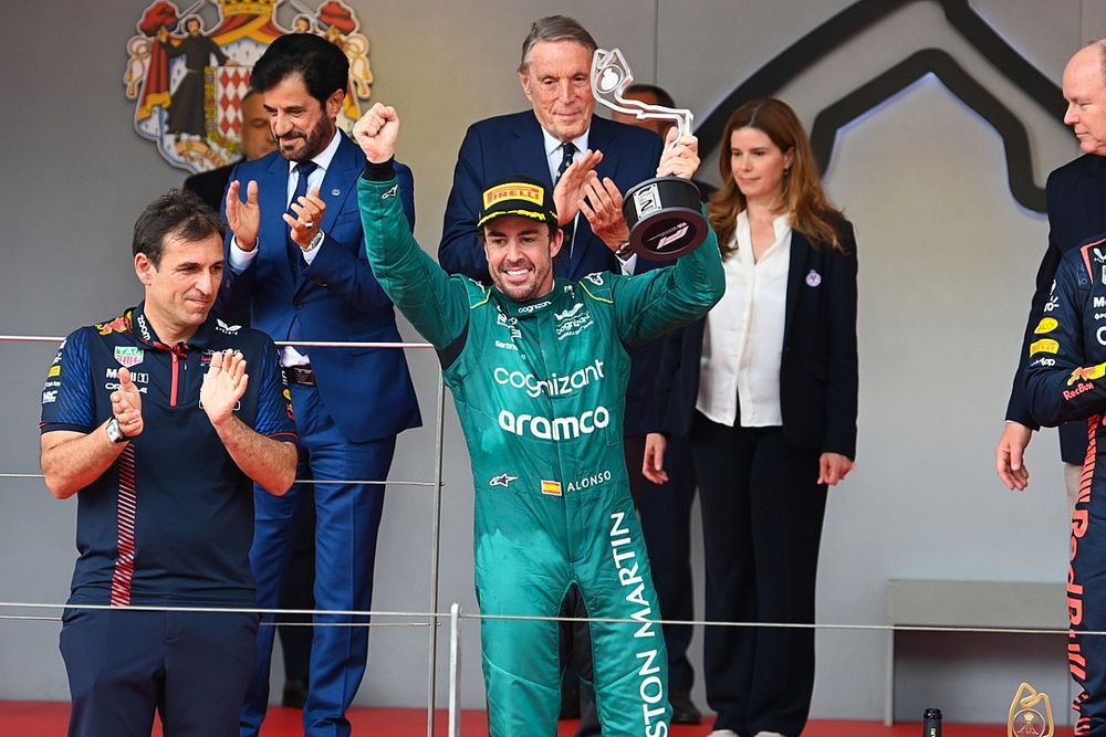 Podio: segundo lugar Fernando Alonso, Aston Martin F1 Team