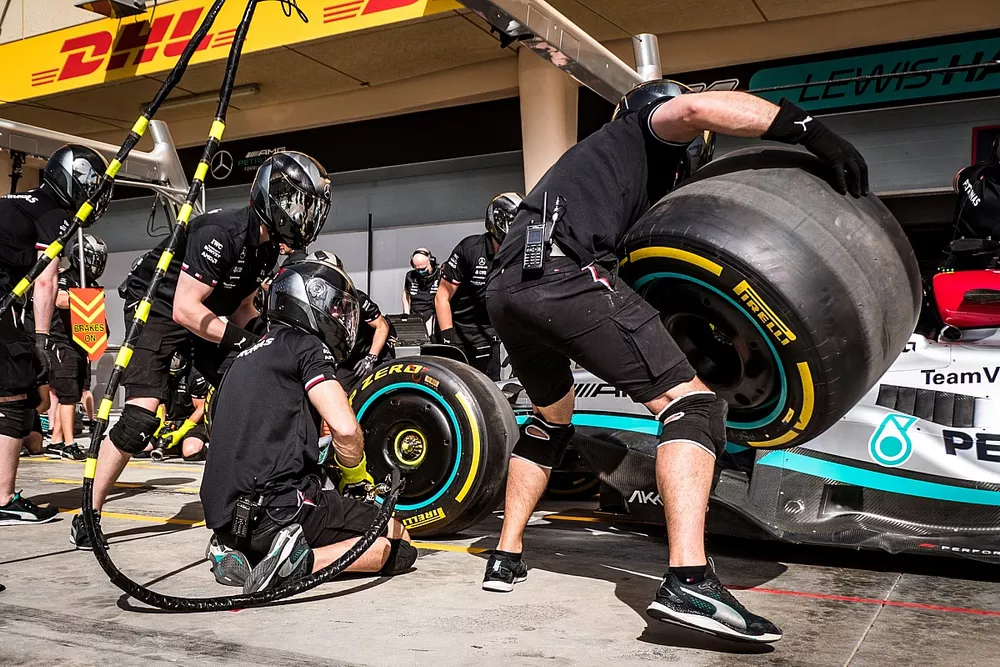 Lewis Hamilton, Mercedes W13 pitstop