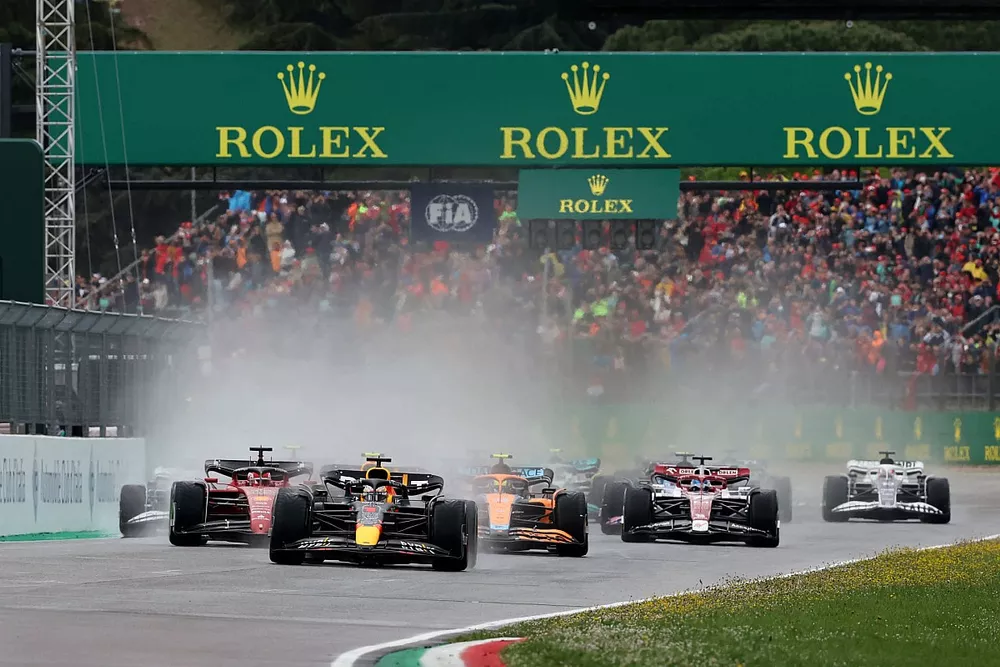 Max Verstappen, Red Bull Racing RB18, Charles Leclerc, Ferrari F1-75, Lando Norris, McLaren MCL36, Valtteri Bottas, Alfa Romeo C42, the rest of the field at the start