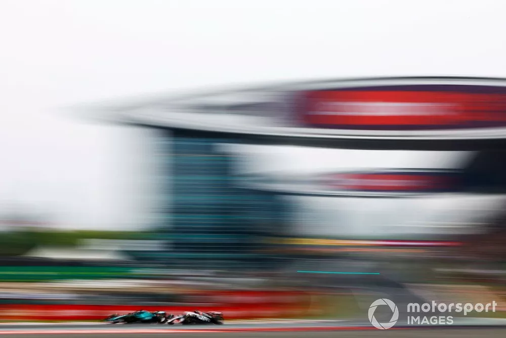Lance Stroll, Aston Martin AMR24 battles with Kevin Magnussen, Haas VF-24