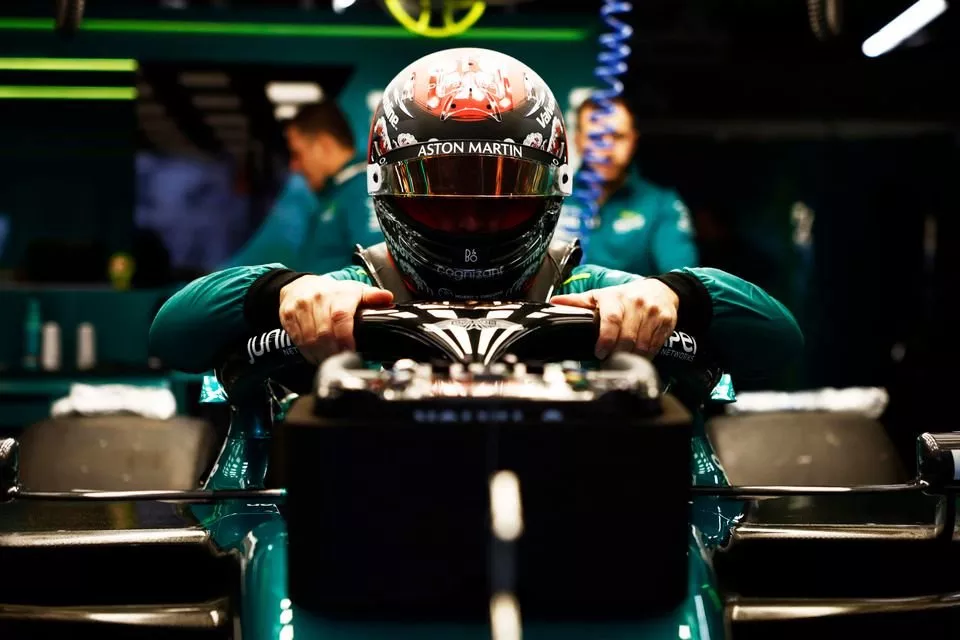 Fernando Alonso, da Aston Martin F1 Team, entra no carro antes da primeira sess&atilde;o de treinos livres