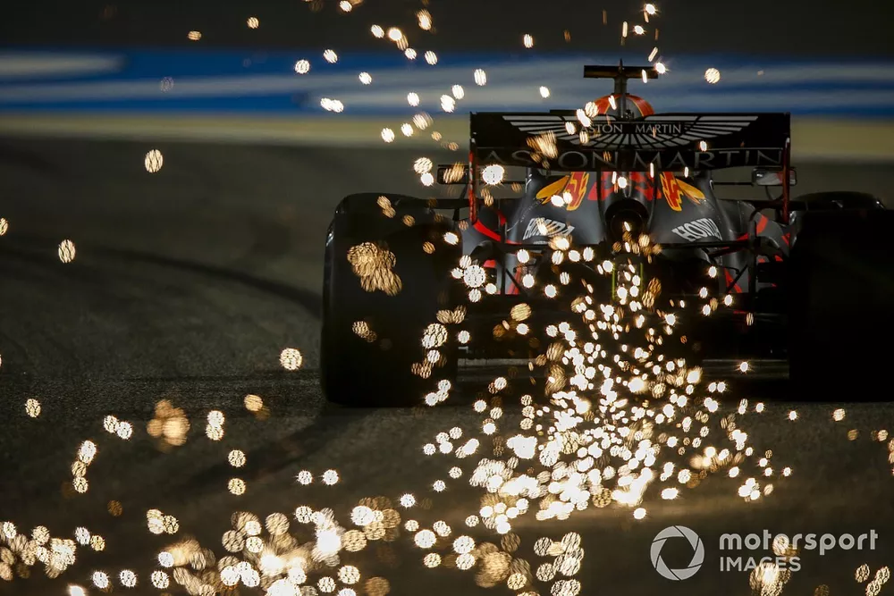 Scintille che escono dall'auto di Max Verstappen, Red Bull Racing RB16